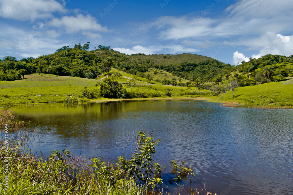 Lagoa artificial, muita vegetação e montanhas ao redor, localizada na região rural do bairro Jardim das Oliveiras, município de Esmeraldas, Minas Gerais, Brasil - 38