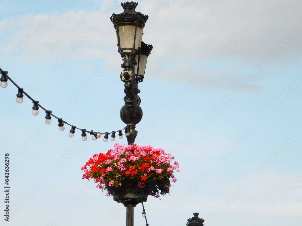 tiestometalico en farola con alumbrado de fiestas