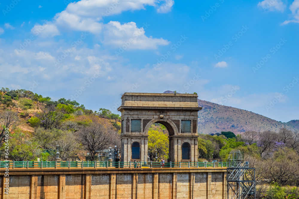 Fototapeta premium Hartbeespoort Dam Arch de triumph entrance with Crest gates monu