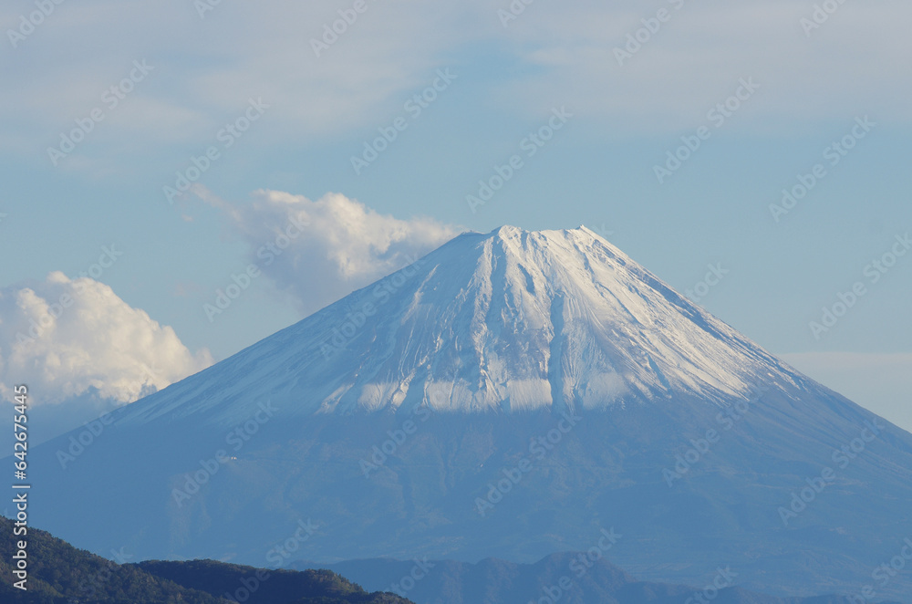 夕暮れ直前の薄青く霞む富士山
