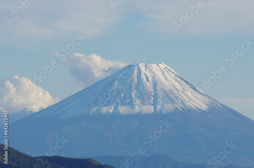 夕暮れ直前の薄青く霞む富士山