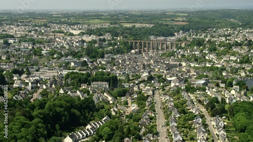 vue aérienne de morlaix avec passage de train sur le viaduc