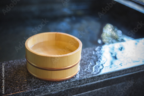 日本の温泉　露天風呂　風呂桶のイメージ