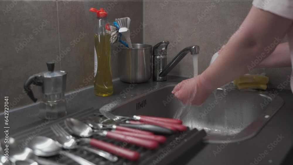 Vidéo Stock House cleaning, household chores. Washing dishes and