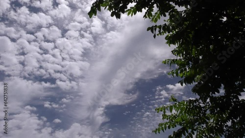 青空に変わった雲
