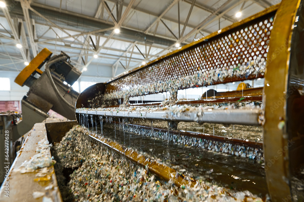 Obraz premium Automatic shredded plastic washing machine. Washing in a bath of water using special paddle mixers.