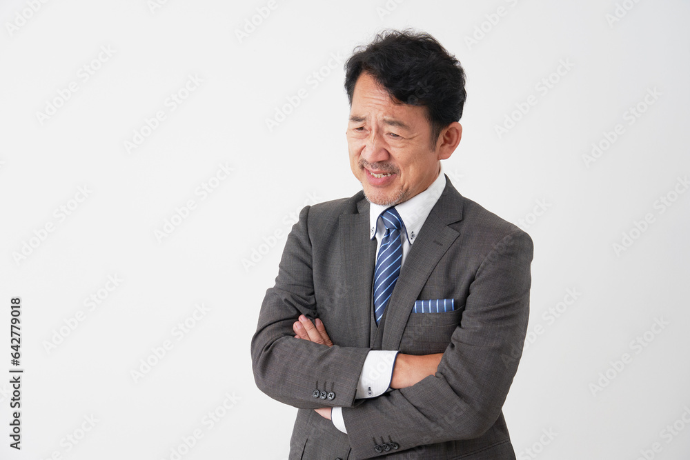 悩む中年のビジネスマン　白背景