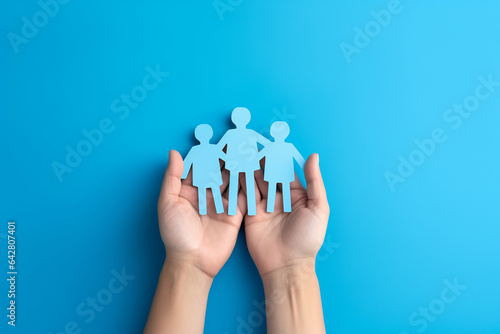 Papierfamilie in den Händen halten