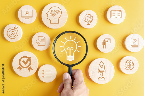 Konstfotografi Focus to Light Bulb with learning education and graduation concept