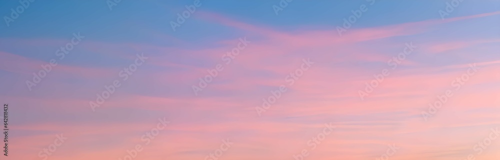 ピンクとブルーのグラデーションが美しい夕焼け、雲と空の柔らかな色合い
