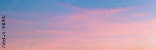 ピンクとブルーのグラデーションが美しい夕焼け、雲と空の柔らかな色合い 