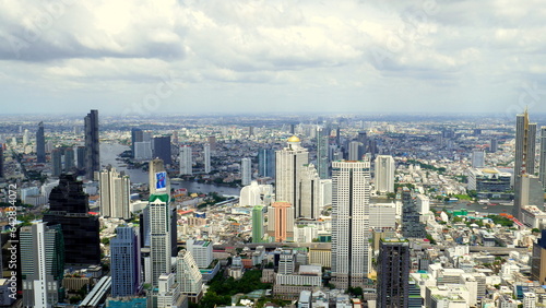 weiter Blick vom Hochhaus Maha Nakhon in Bangkok   ber die Stadt und dem Fluss Chao Phraya