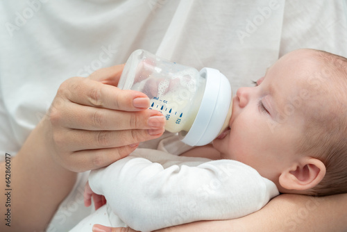 Fotografía Mother's love during bottle feeding evident, Concept of infant nutrition and mat