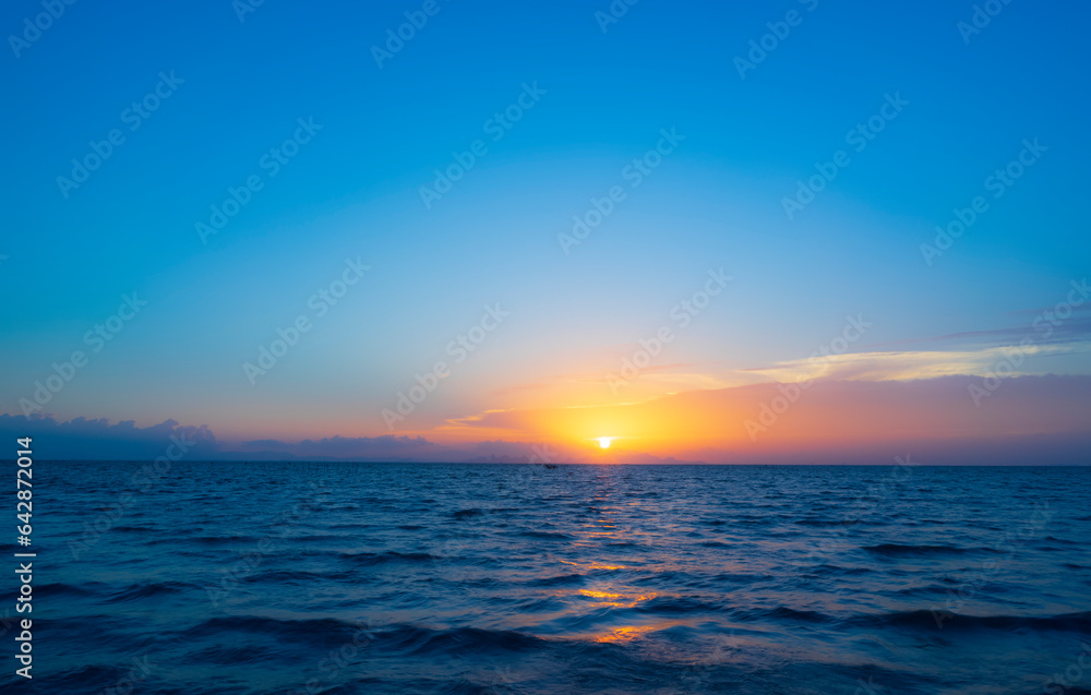 Naklejka premium sea at sunset