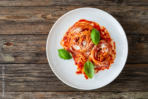 Tableau sur toile Spaghetti marinara - noodles with tomato sauce, parmesan cheese and basil leaves