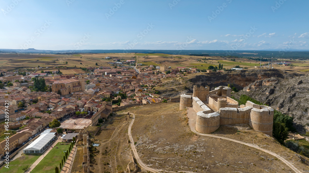 vistas del bonito castillo de Berlanga de Duero en la provincia de Soria, España	 - obrazy, fototapety, plakaty 