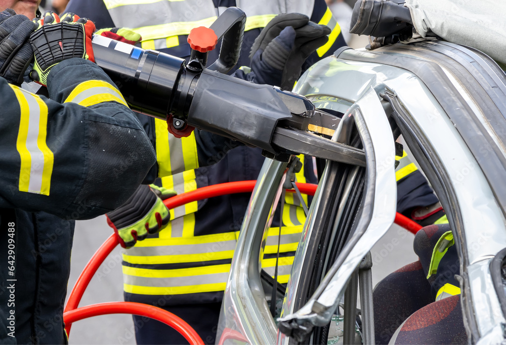 custom made wallpaper toronto digitalFeuerwehr im Einsatz, um in einem Auto eingeklemmte Person zu bergen. Durchtrennen der B-Säule und des Türholm mit Hydraulische Rettungsschere