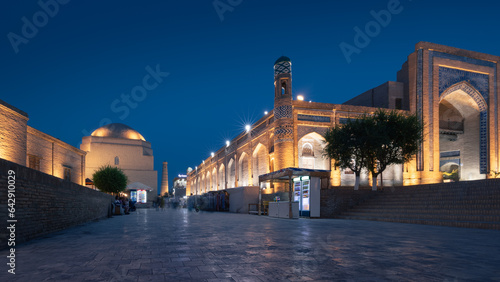 Tableau sur toile Ichan Kala old city at night with illuminated Islam Khoja minaret, ancient madra