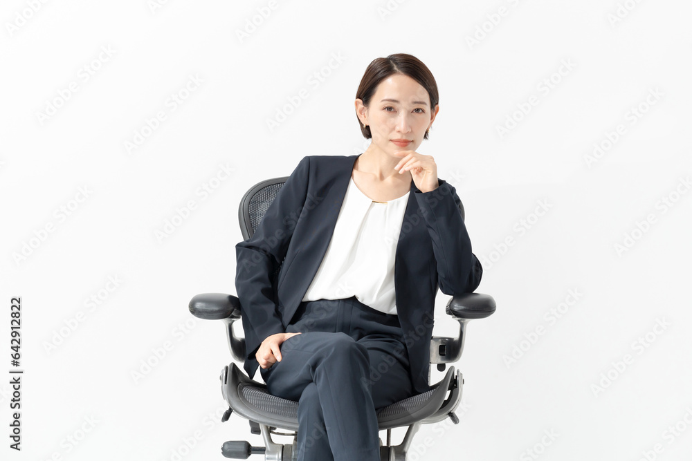 椅子に座るビジネスウーマン 椅子に座るビジネスウーマン