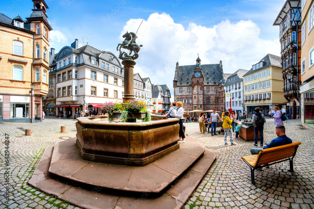 Market place wit fountain in the old town of Marburg an der Lahn in Hesse, Germany - obrazy, fototapety, plakaty 