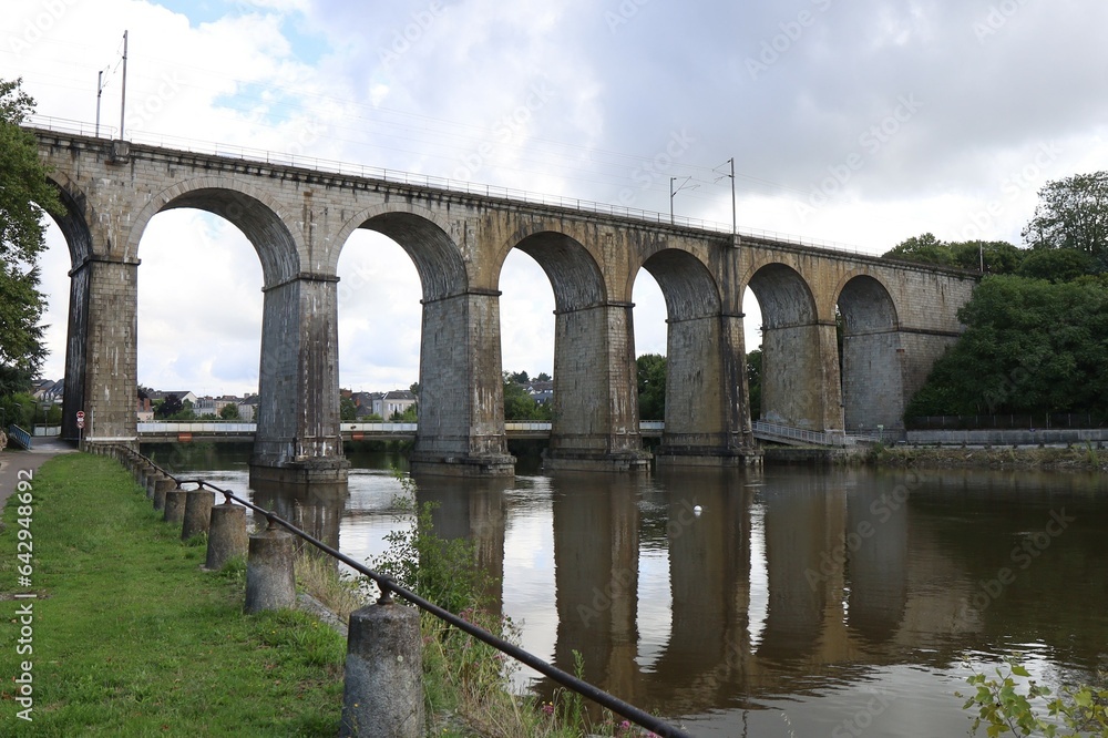 Le viaduc de Laval sur la rivière Mayenne, ville de Laval, département de la Mayenne, France