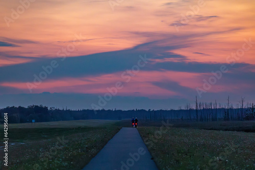 Nach Sonnenuntergang auf dem Radweg von Pramort nach Zingst.