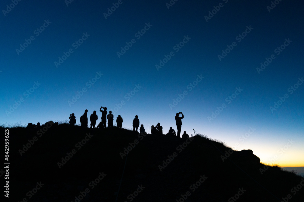 白馬岳で夜明けを待つ登山者