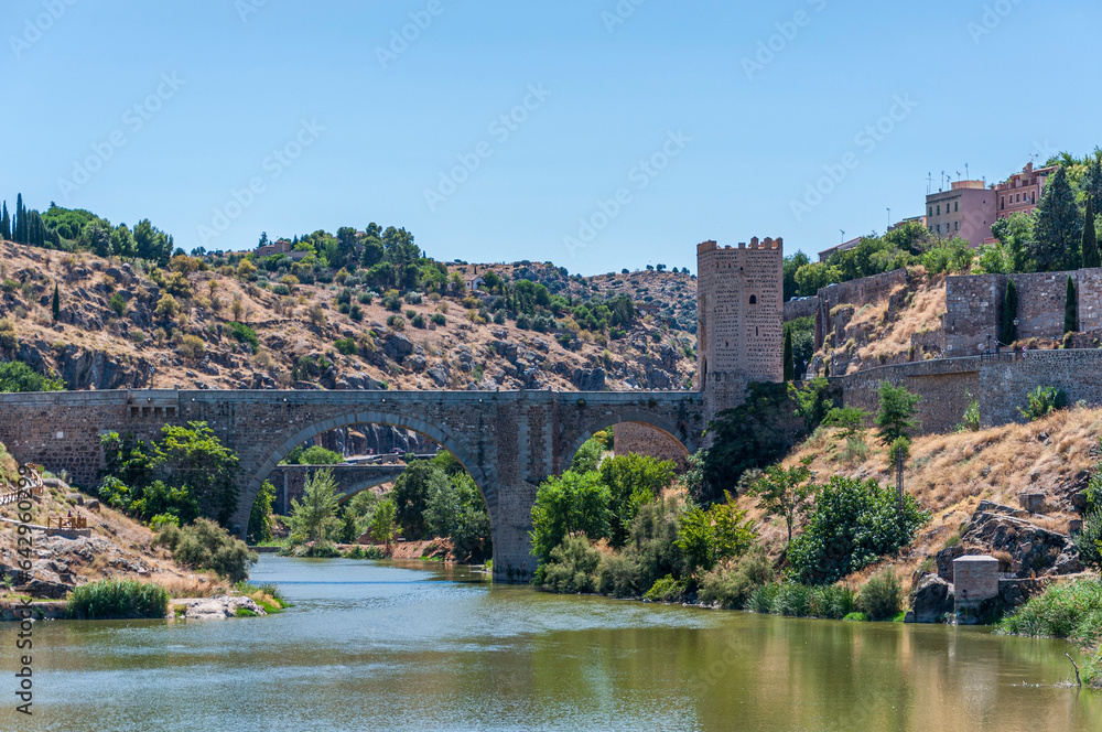 Veduta dell'antico ponte storico, Puente de Alcántara, a Toledo