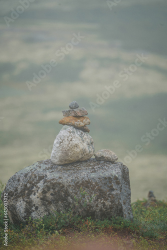 Obraz na płótnie A Zen-style stone pyramid in a natural setting w salonie