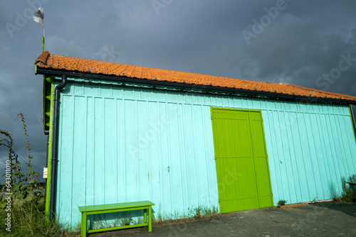 Cabanes colorées d'ouvriers ostréicoles sur l'île d'Oléron en Charente Maritime en France 