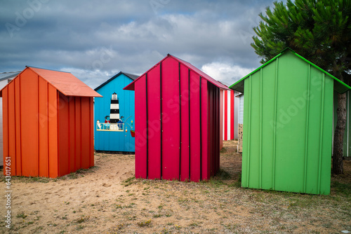 des cabines de plages pour les baigneurs sur l'île d'Oléron en France © Pierre