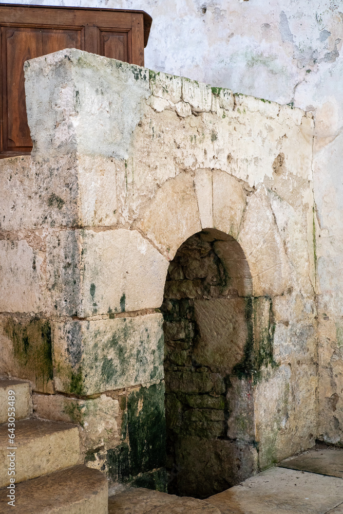 Intérieur de la crypte de l'église romane de Condé dans le Berry en France en Europe