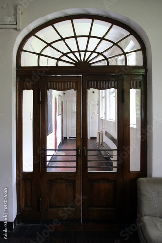 Obraz na plátně Art noveau style double doors in the corridor of secession building