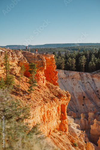 people looking over the bryce canyon