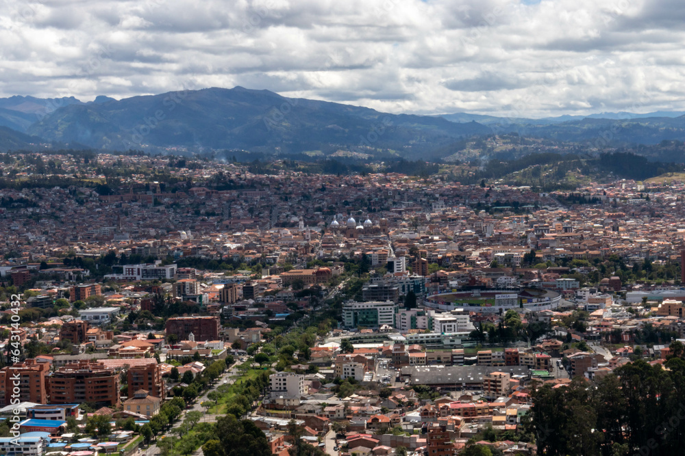 fotografia pananorámica de la ciudad de Cuenca ecuador al atardecer con nubes 