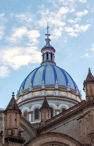 Cúpula de la inmaculada concepción de Cuenca Ecuador  con un cielo al atardecer  photo