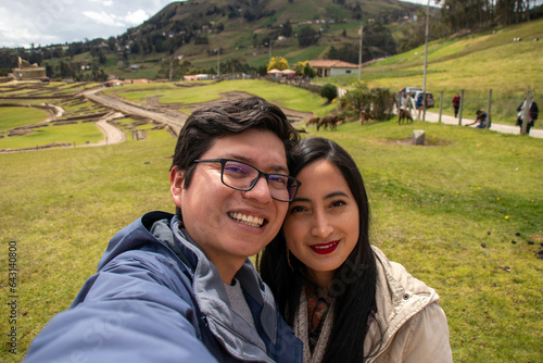 Pareja de turistas viajando por las ruinas de ingapirca en la provincia del cañar en Ecuador, pareja sonriente  photo