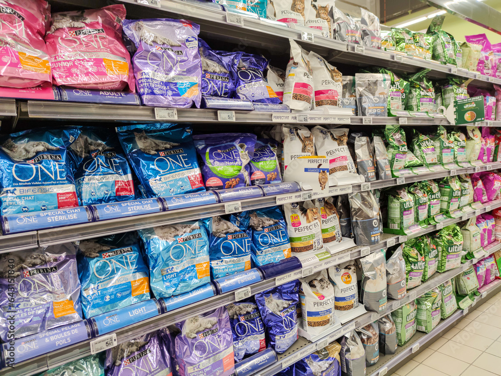 Cat Food Aisle (Purina One, Perfect Fit, Ultima) in a French