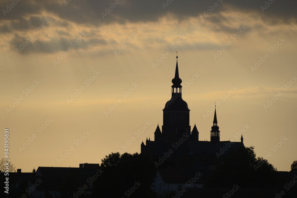 Stralsund - St.-Marien-Kirche als schwarze Silhouette im Abendlicht, Mecklenburg-Vorpommern, Deutschland, Europa