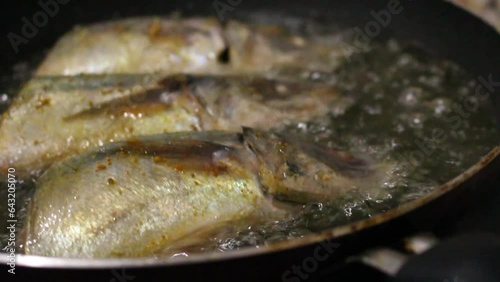 Cooking fish in a flat pan