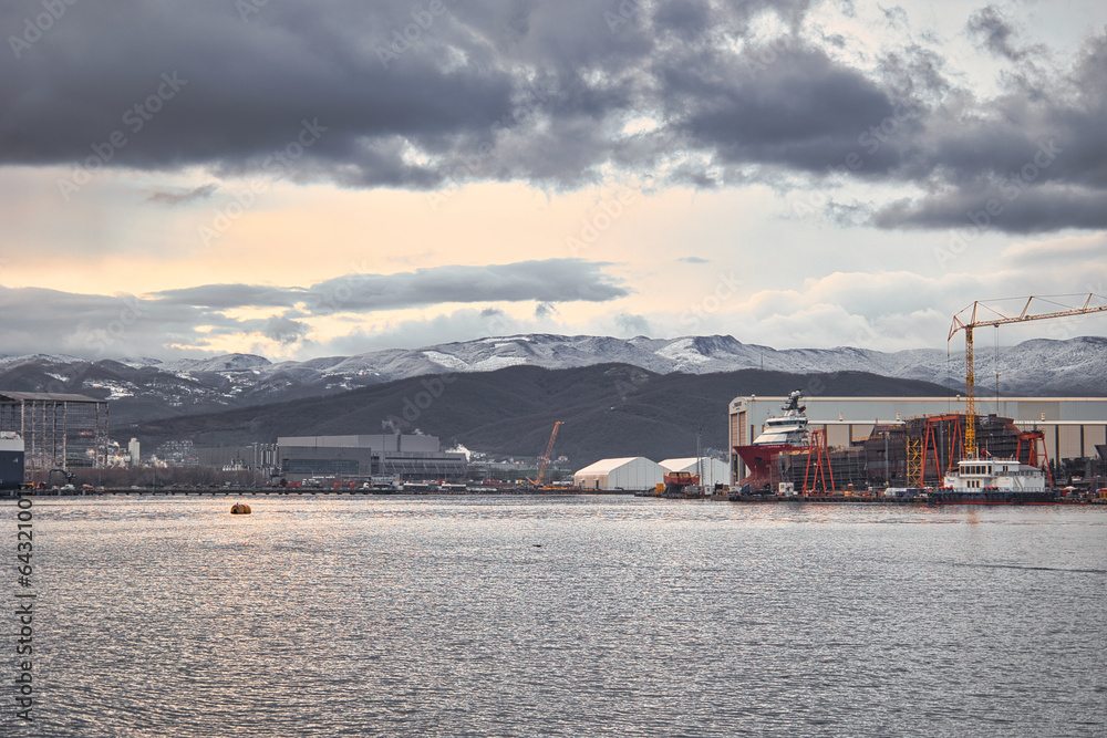 Fototapeta premium a shipyard in cloudy weather