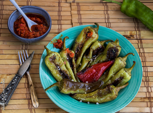 gegrillte grüne paprikaschoten mit grond chilli peppers