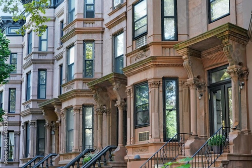 New York, row of brownstone apartment buildings with bay windows © Spiroview Inc.