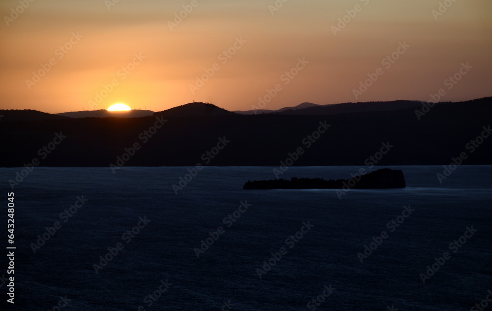 Blick von Montefiascone auf den Sonnenuntergang über dem Bolsenasee