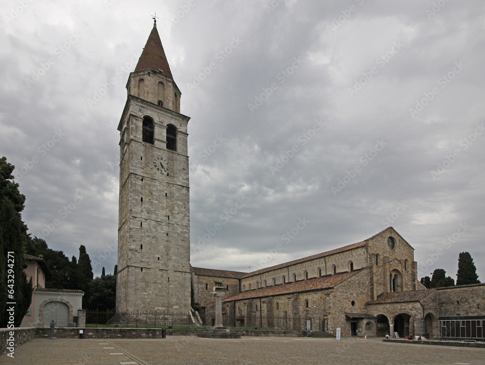 la Basilica di Aquileia con la torre campanaria