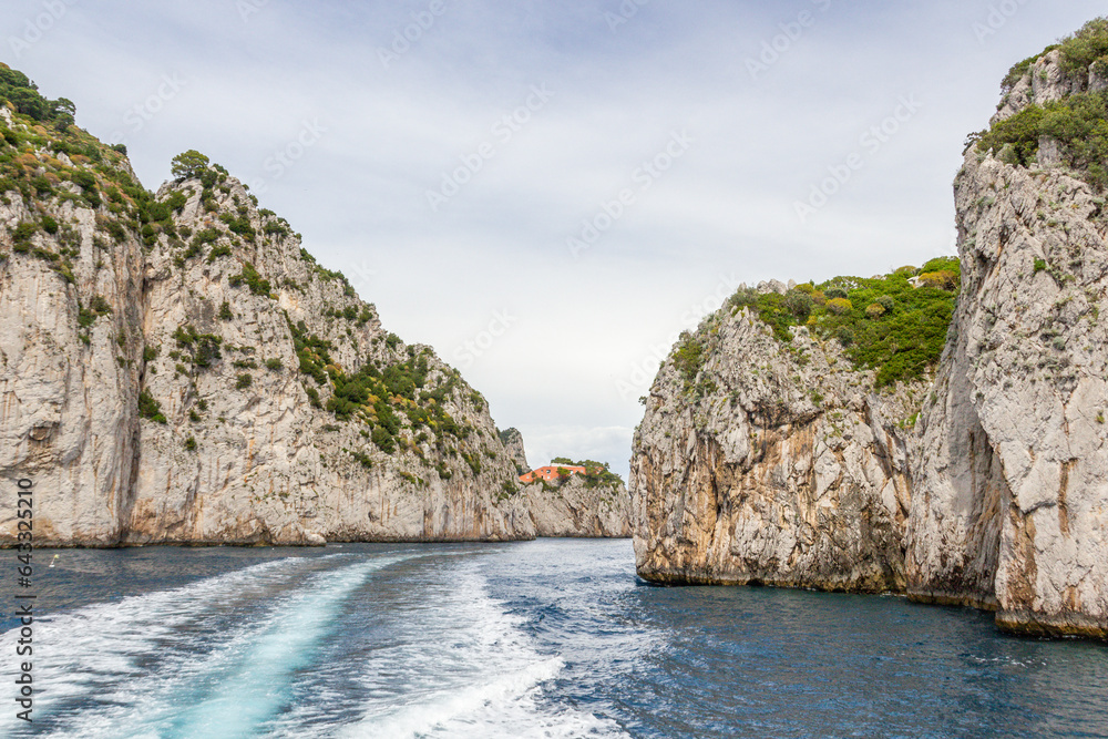 Faraglioni, die Felsen vor den Küsten von Capri, Italien,