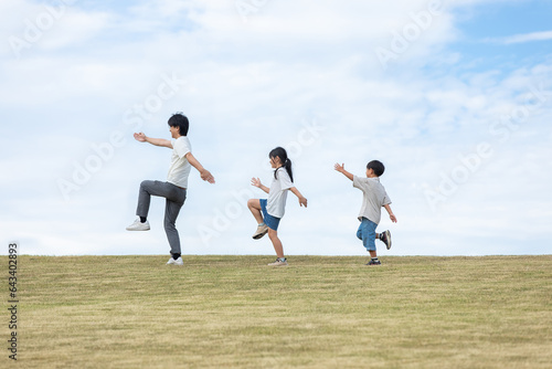 丘の上を歩く親子 Parent and child walking on the hill
