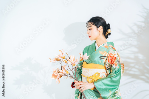 Foto 花を持った着物の女性