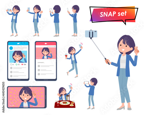 スマホで撮影する広報担当女性のセット