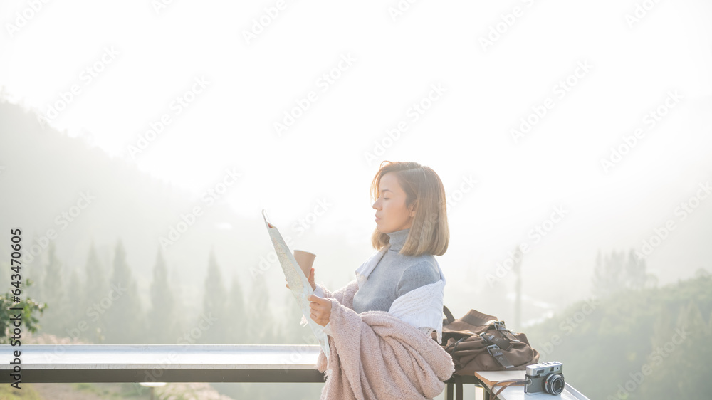 Φωτογραφία Girl tourist in mountain read the map and looking mountain view at countryside homestay in the morning sunrise with copy space